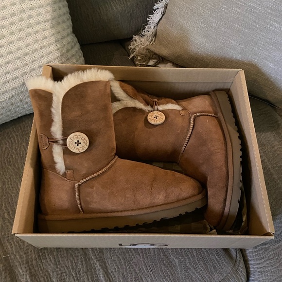 Ugg Bailey Button Size 6 ✨ - Picture 1 of 12
